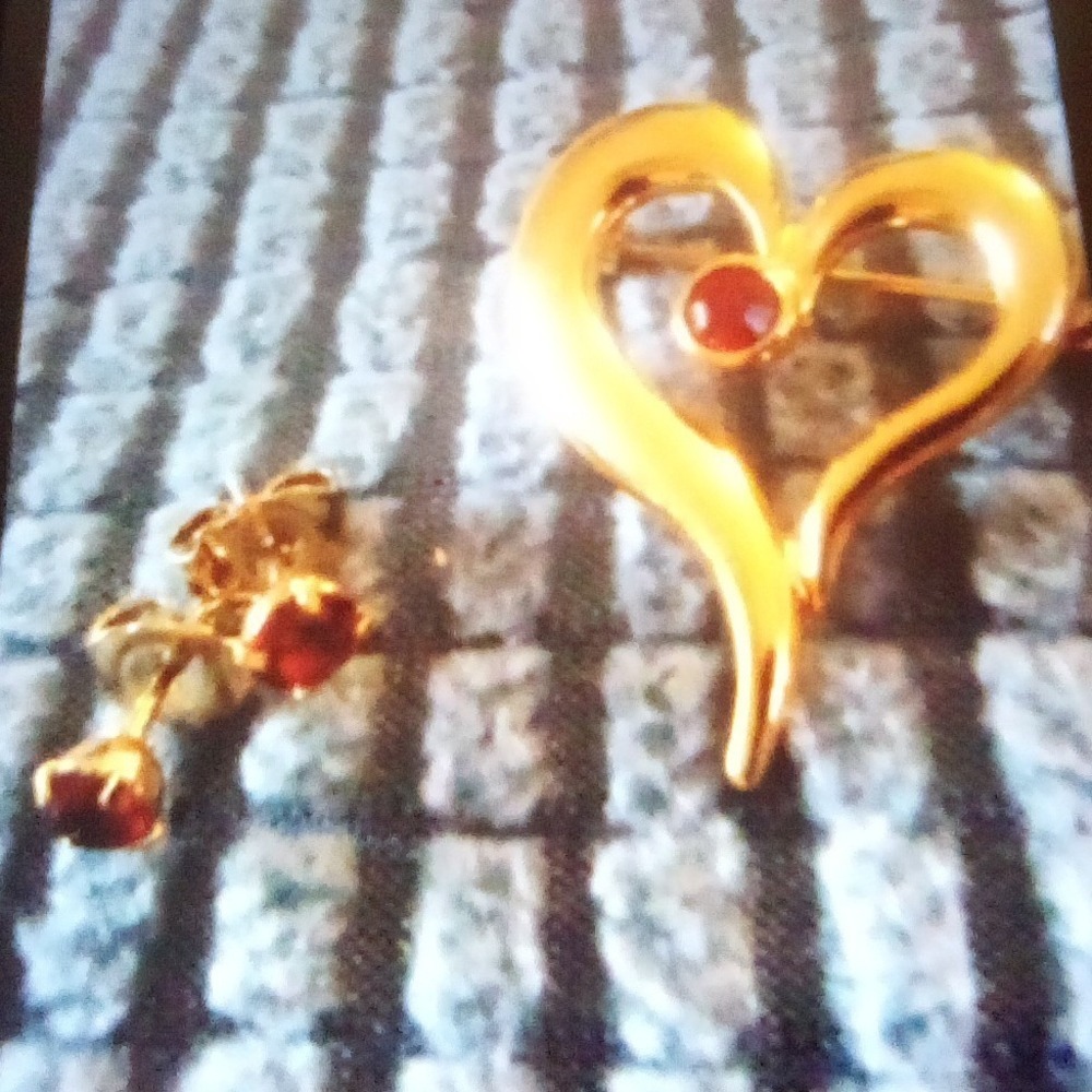 Vintage Avon Gold Tone Heart Brooch and Red Faux Ruby Stud Earrings Jewelry Set - Picture 8 of 8